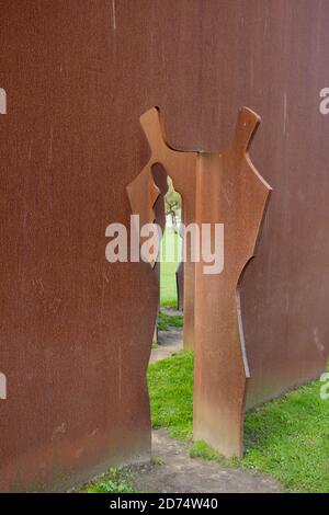 Sculpture moderne en fer rouillé dédiée aux victimes du terrorisme Dans le parc péninsulaire de Magdalena par Agustin Ibarrola Santander Cantabria Espagne Banque D'Images