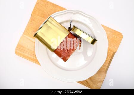 Plat d'un moule à viande de bœuf en métal avec corned isolé un arrière-plan blanc Banque D'Images