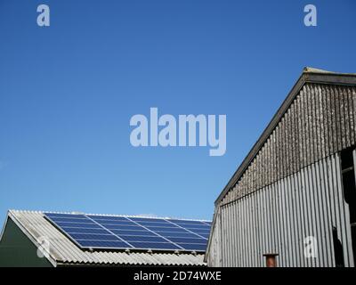 Les panneaux solaires sur le toit d'un bâtiment de ferme offrent un autre revenu pour une entreprise agricole rurale diversifiée Banque D'Images