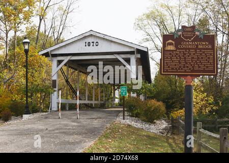 Pont couvert Germantown. Pont érigé 1870. Restauré 1963. La vue de l'automne inclut le marqueur historique. Germantown, Dayton, Ohio, États-Unis. Banque D'Images