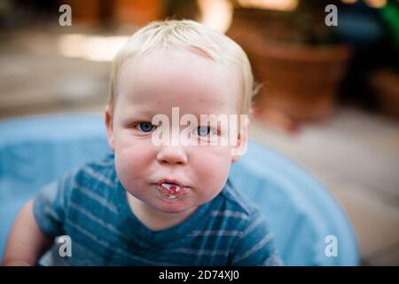 Un an Old Boy Blowing Spit Bubble à San Diego Banque D'Images