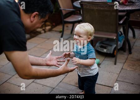 Oncle jouant avec neveu à Yard à San Diego Banque D'Images