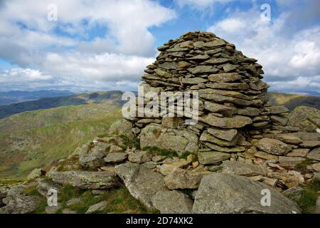 Sommet Cairn sur Ill Bell Mountain Top à Cumbria Banque D'Images