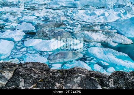 Groenland melting iceberg icefjord vue aérienne du dessus de la glace bleue. Le changement climatique dans l'Arctique. Photo de drone d'Ilulissat Banque D'Images