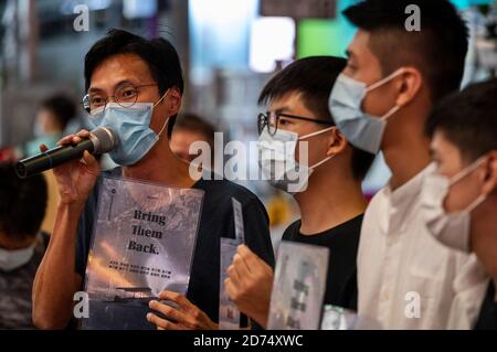 Les militants pro-démocratie Eddie Chu (L), Joshua Wong (L2), Owen Chow (R2), Et Lester Shum (R) distribue des tracts tout en parlant à la presse en faveur des 12 activistes détenus en Chine continentale pendant le rassemblement.Pro Democracy active le rassemblement à Hong Kong en faveur des 12 Hongkongs détenus en Chine continentale après avoir prétendument essayé de fuir à Taiwan pour prétendre politique Asile en août 2020. Les 12 détenus ont commis différents crimes politiques à Hong Kong et étaient sous caution lorsqu'ils ont fui. Banque D'Images