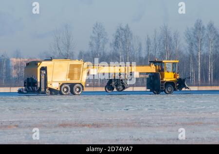 Souffleur à neige spécial pour le nettoyage des voies de circulation et des pistes d'aéroport Banque D'Images