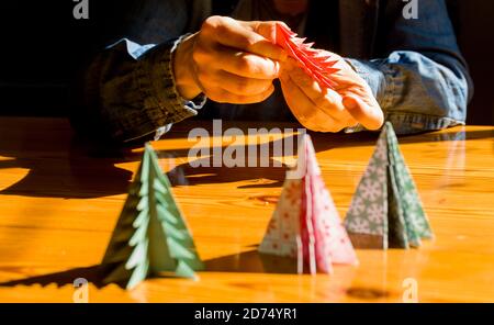 Création de décorations de cadeaux de noël avec des arbres de noël. Fabriqué avec y Banque D'Images