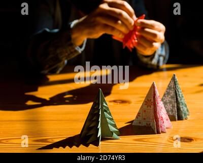 Création de décorations de cadeaux de noël avec des arbres de noël. Fabriqué avec y Banque D'Images