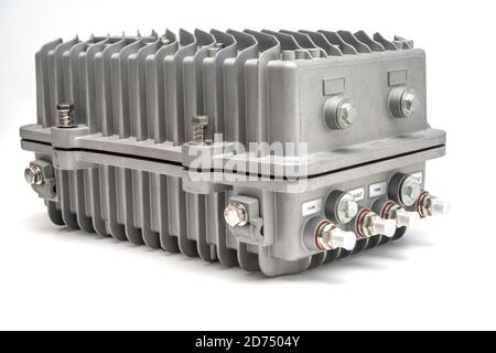 Système CATV suspendu sur des câbles à fibre optique noirs pour amplifier Signaux TV installés avec des câbles coaxiaux Banque D'Images