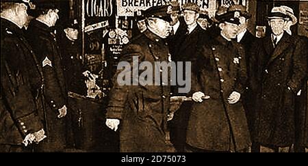 La police de New York découpant le corps abattu du Gangster de New York Vincent 'Mad Dog' Coll tué dans une boîte téléphonique. Son nom irlandais était Uinseann Ó Colla, (1908–1932) , le huitman de mobster irlandais-américain est né à Gweedore, une région de langue irlandaise du comté de Donegal. A 12 ans, il a été envoyé à l'école de réforme. Plus tard, il rejoint le gang de rue Gophers. Coll est devenu notoire dans les années 1920 et au début des années 1930 à New York après le meurtre accidentel présumé d'un jeune enfant lors d'une tentative d'enlèvement de foule. Sa mort correspondait à son style de vie. Il a été abattu dans une cabine de téléphone en verre. Banque D'Images