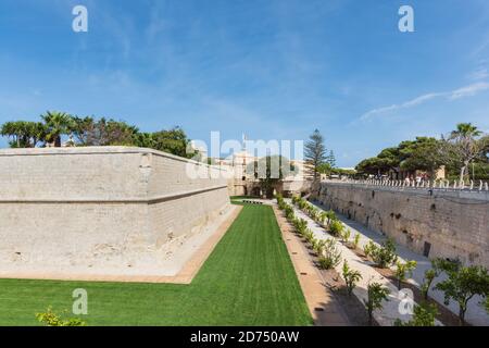 Muraille et fossé de la ville fortifiée de Mdina À Malte Banque D'Images