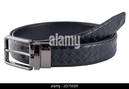 Ceinture en cuir pour homme tendance et attachée avec boucle en métal sombre isolée sur fond blanc. Banque D'Images