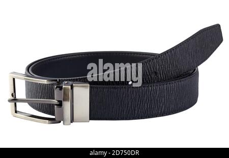 Ceinture en cuir pour homme tendance et attachée avec boucle en métal sombre isolée sur fond blanc. Banque D'Images