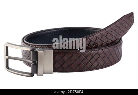 Ceinture en cuir pour homme tendance et attachée avec boucle en métal sombre isolée sur fond blanc. Banque D'Images