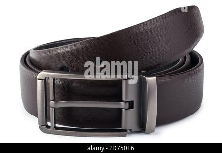 Ceinture en cuir pour homme tendance et attachée avec boucle en métal sombre isolée sur fond blanc. Banque D'Images