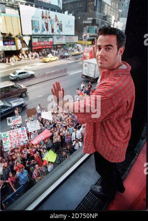 Carson Daly de MTV pose pour des portraits au studio de Times Square alors que les fans applaudissent à New York le 20 juillet 1999. Photo de Francis Specker Banque D'Images