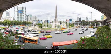 BANGKOK, THAÏLANDE-30 juin 2019 : vue panoramique de la circulation à l'intersection du monument de la victoire de Bangkok, Thaïlande dans la journée.
