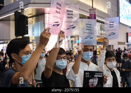 (G-D) les militants pro-démocratie de Hong Kong Eddie Chu, Joshua Wong, Owen Chow, Et Lester Shum tient des pancartes disant « les ramener » pendant la manifestation.les militants pro-démocratie de Hong Kong ont lancé une campagne de médias sociaux pour soutenir les douze jeunes manifestants qui auraient été emprisonnés sur le continent après une tentative infructueuse de fuir à Taïwan à bord d'un hors-bord. Les supporters sont encouragés à prendre des photos de la mer à travers un panneau transparent et à les télécharger sur les réseaux sociaux avec le hashtag '#SAVE12'. Banque D'Images