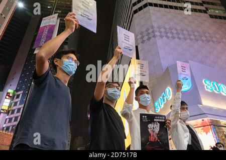 (G-D) les militants pro-démocratie de Hong Kong Eddie Chu, Joshua Wong, Owen Chow, Et Lester Shum tient des pancartes disant « les ramener » pendant la manifestation.les militants pro-démocratie de Hong Kong ont lancé une campagne de médias sociaux pour soutenir les douze jeunes manifestants qui auraient été emprisonnés sur le continent après une tentative infructueuse de fuir à Taïwan à bord d'un hors-bord. Les supporters sont encouragés à prendre des photos de la mer à travers un panneau transparent et à les télécharger sur les réseaux sociaux avec le hashtag '#SAVE12'. Banque D'Images