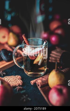 Punch Calvados chaud avec des tranches de cannelle et de pomme Banque D'Images