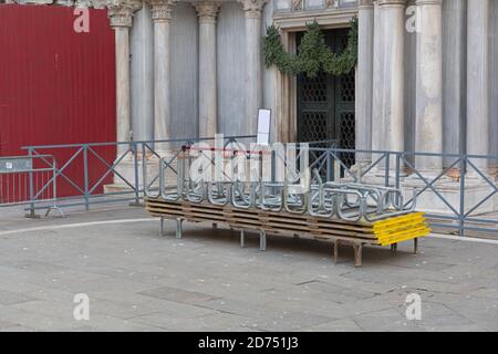 Plates-formes de passerelles surélevées prêtes pour les inondations à Venise Banque D'Images