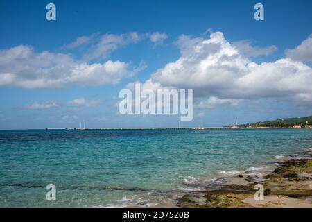Frederiksted, Sainte-Croix, Îles Vierges américaines-janvier 4,2020 : navires dans le port avec jetée et eaux bleues de la mer des Caraïbes sur l'île de Sainte-Croix Banque D'Images