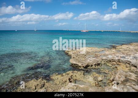 Frederiksted, Sainte-Croix, Îles Vierges américaines-janvier 4,2020: Littoral rocheux et voiliers dans les eaux bleues de la mer des Caraïbes sur l'île de Sainte-Croix Banque D'Images