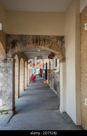 Frederiksted, Sainte-Croix, Îles Vierges américaines - janvier 4,2020 : couple profitant d'un café en plein air assis sous les arches de Frederiksted. Banque D'Images