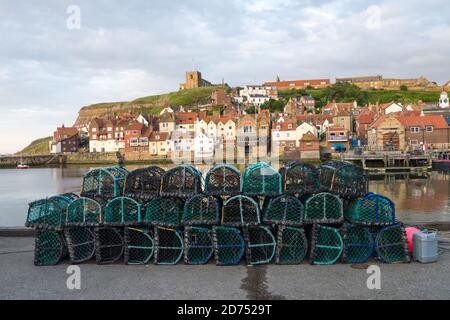 Potes de homard à Whitby West Quayside, surplombant Whitby East Cliff Banque D'Images