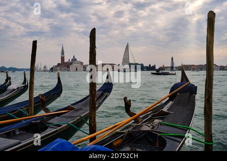 Image du Grand Canal et de plusieurs gondoles à Venise, avec l'île de San Giorgio Maggiore en arrière-plan Banque D'Images