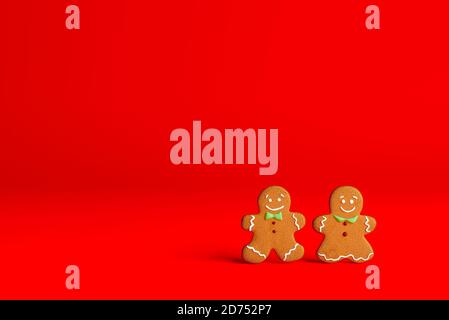 Repas de Noël. Biscuits maison de pain d'épice avec des ingrédients pour la cuisson de noël et des ustensiles de cuisine sur table rouge. Illustration 3D Banque D'Images