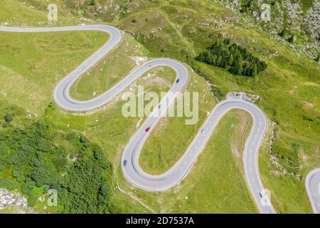 Vue aérienne incroyable sur les courbes du col de Julier, Suisse Banque D'Images