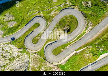 Superbe vue aérienne de la route historique de Tremola, col de montagne Sasso San Gotthardo, Suisse. Banque D'Images