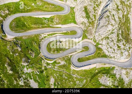 Superbe vue aérienne de la route historique de Tremola, col de montagne Sasso San Gotthardo, Suisse. Banque D'Images