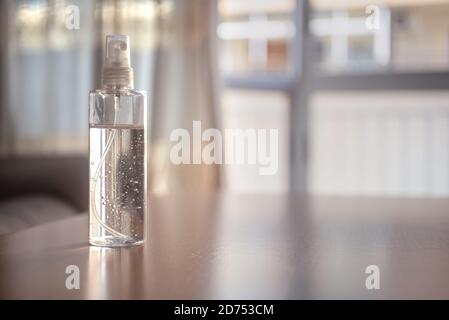 Cliché sélectif de gel hydroalcoolique sur une table Banque D'Images