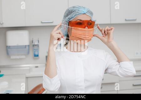 jolie femme médecin portant un masque médical Banque D'Images