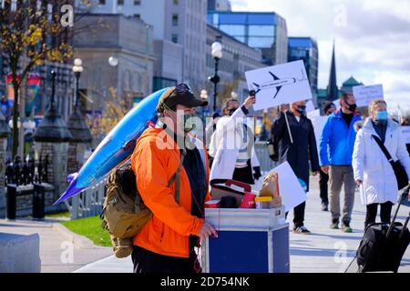 Ottawa, Canada. 20 octobre 2020. Quelques centaines d'employés des compagnies aériennes canadiennes, y compris des pilotes, des agents de bord et des travailleurs de l'entretien, ont défilé devant le Parlement canadien pour demander l'appui du gouvernement à l'industrie du transport aérien qui continue de lutter pour faire la crise de Covid 19. L'industrie explique que 8 mois après la crise, ils n'ont reçu aucun soutien du gouvernement à ce que des actions soient nécessaires maintenant avant que les entreprises ne s'effondrent pour préserver les emplois. Credit: Meanderingemu/Alamy Live News Banque D'Images