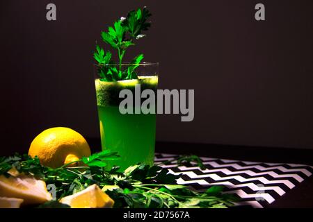 Jus de detox vert du persil et du citron Banque D'Images