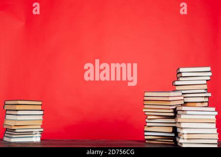 piles de livres pour l'éducation de la connaissance dans le bibliothèque scolaire sur fond rouge pour inscription Banque D'Images