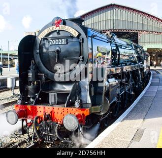 British Railways Standard Class 7, numéro 70000 'Britannia', habillé comme le classmate 70022 'Tornado' sur le stand Saphos Tours Pembroke Coast Express Banque D'Images