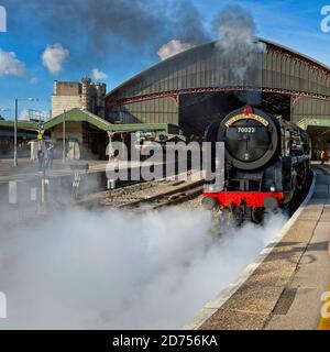 British Railways Standard Class 7, numéro 70000 'Britannia', habillé comme le classmate 70022 'Tornado' sur le stand Saphos Tours Pembroke Coast Express Banque D'Images