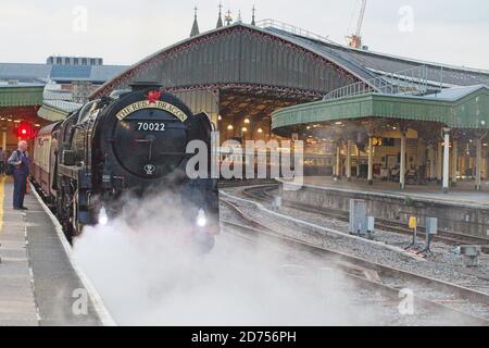 British Railways Standard Class 7, numéro 70000 'Britannia', habillé comme le classmate 70022 'Tornado' sur le Saphos Tours Pembroke Coast Express à BRI Banque D'Images