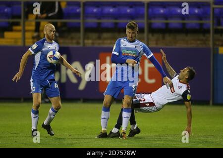 BARROW, ANGLETERRE. 20 OCTOBRE Jason Taylor et Scott Quigley en action avec Antoni Sarcevic de Bolton lors du match Sky Bet League 2 entre Barrow et Bolton Wanderers à la rue Holker, Barrow-in-Furness, le mardi 20 octobre 2020. (Credit: Mark Fletcher | MI News) Credit: MI News & Sport /Alay Live News Banque D'Images