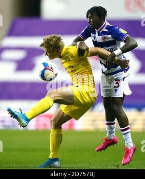 Alex Samuel (à gauche) de Wycombe Wanderers et Omar Richards, de Reading, se battent pour le ballon lors du match de championnat Sky Bet au Madejski Stadium, Reading. Banque D'Images