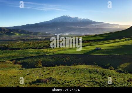 Paysage de campagne de la Sicile site naturel volcan Etna en hiver au lever du soleil Banque D'Images