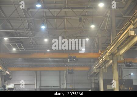 Vue générale d'une installation de production avec une forte concentration de poussières, de gaz et d'aérosols dans l'air de la zone de travail. Banque D'Images
