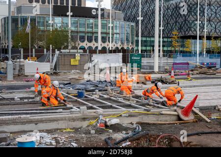 Les ouvriers de la construction construisent des voies de tramway pour West Midlands Metro le long de Broad Street à Birmingham, au Royaume-Uni Banque D'Images