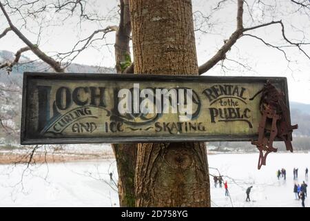 Loch Loskin - curling et patinage sur glace. Janvier 2010 - après un hiver amèrement froid, le lac est gelé et est ouvert au public. Banque D'Images