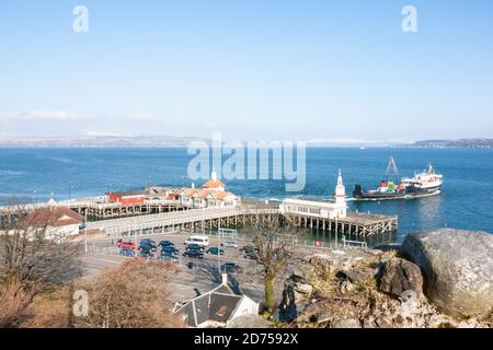 Vue sur Dunoon Pier depuis le point de vue de Castle Hill par une journée ensoleillée, avec départ du ferry Calédonien MacBrayne 'Jupiter'. Mars 2010 Banque D'Images