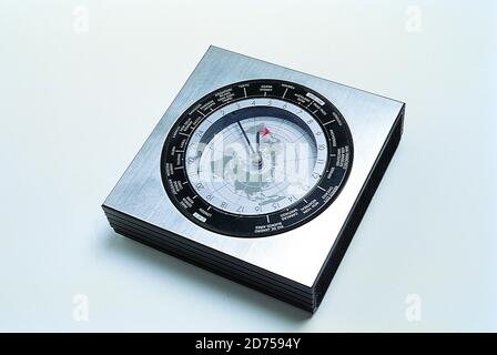 Arrière-plan isolé de la boussole. Formez des cercles noirs en inox et en miles. Signes de concept symboles outil pour la science, le voyage, le tourisme, etc... Banque D'Images